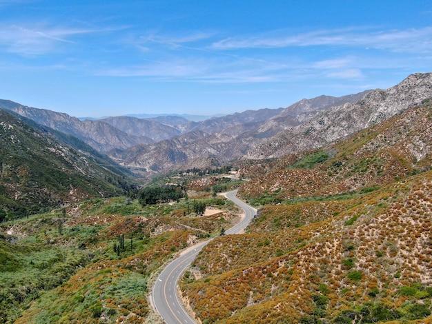 アスファルト道路は米国カリフォルニア州エンジェルス国有林の山を曲がりくねっています