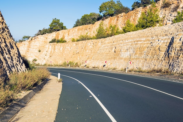 Photo asphalt road and blue sky in summer day.