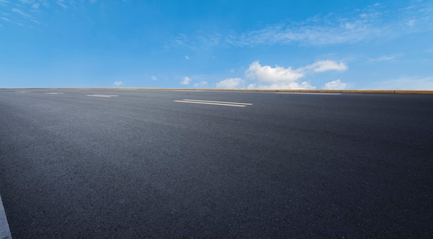 Photo asphalt road under the blue sky