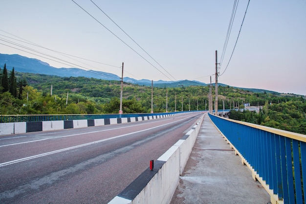 クリミアの崖の間のアスファルト道路