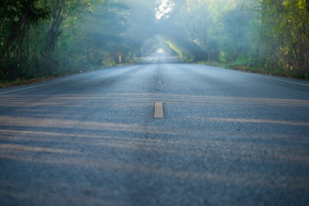 田舎のアスファルト道路