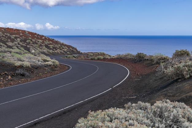 スペイン、カナリア諸島、エルイエロ島、ラレスティンガの火山地帯を横断するアスファルト道路