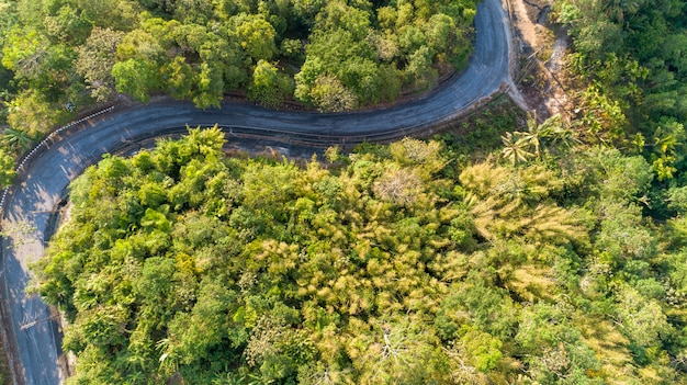 Curva della strada asfaltata nell'immagine dell'alta montagna dalla vista a volo d'uccello del fuco