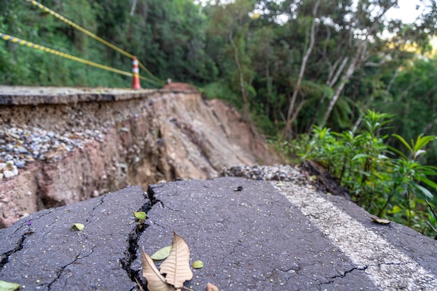 写真 山岳地帯の土砂崩れで被害を受けたアスファルト道路