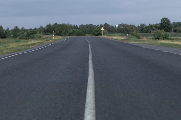 夏の夜に遠くに行くアスファルト道路