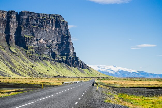 アイスランドのアスファルト道路