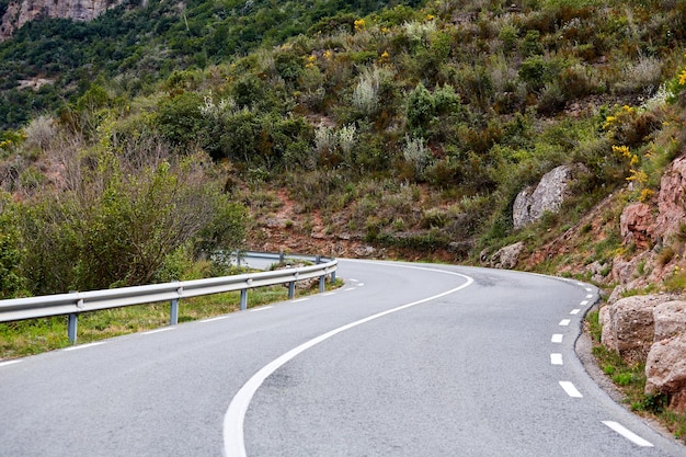 アスファルト道路岩のある風景と完璧なアスファルトのある美しい山岳道路ヴィンテージ調色旅行の背景ヨーロッパの山々の高速道路