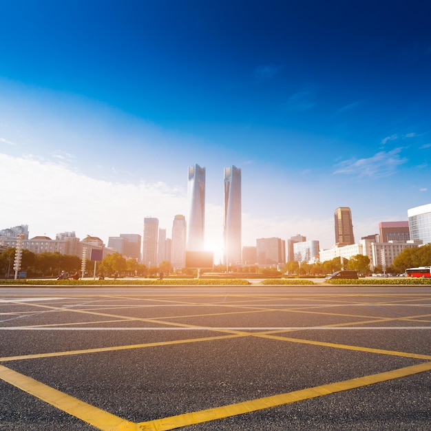 Photo asphalt road and modern city