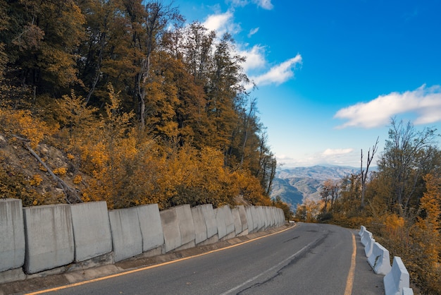 Strada asfaltata in zona montagnosa in autunno