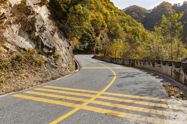 山のアスファルト道路