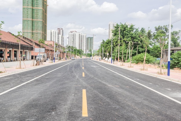 古い赤レンガの建物の真正面にあるアスファルト道路