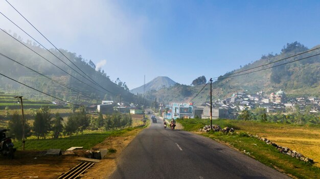 Photo asphalt road toward dieng plateau