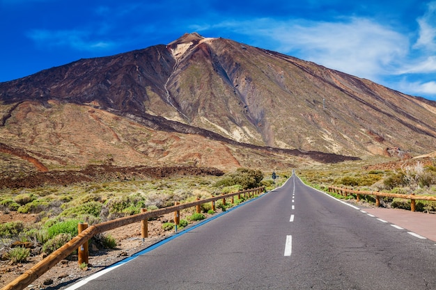 スペイン、カナリア諸島、テネリフェ島のテイデ火山へのアスファルト道路