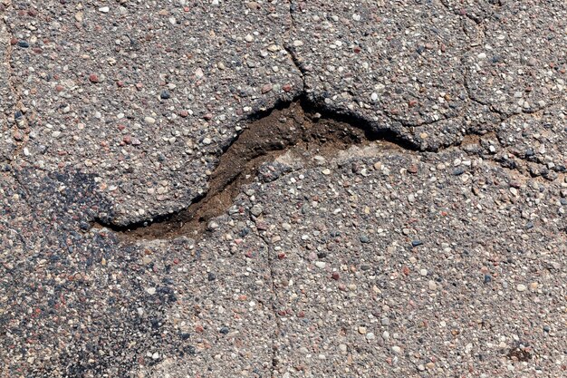 穴やダメージが多いアスファルト道路