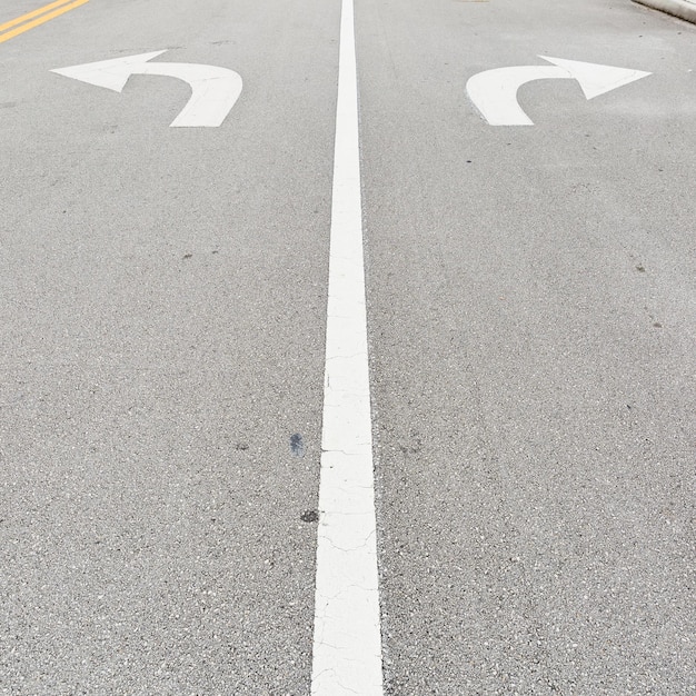 曲がり角の道路標識のあるアスファルト道路