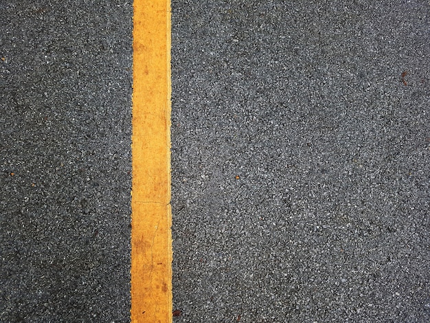 Photo asphalt road with yellow line