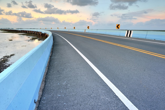 アスファルト道路