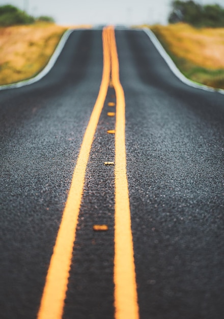 아스팔트 질감 방법 배경 미국의 화창한 여름날 아스팔트 도로 측면 보기