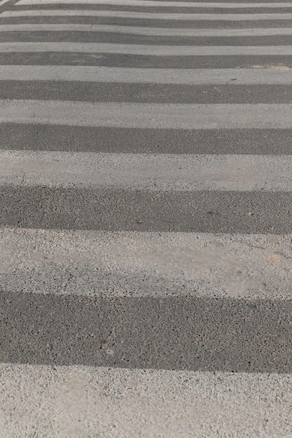 写真 平行横断歩道のあるアスファルト 縦の写真
