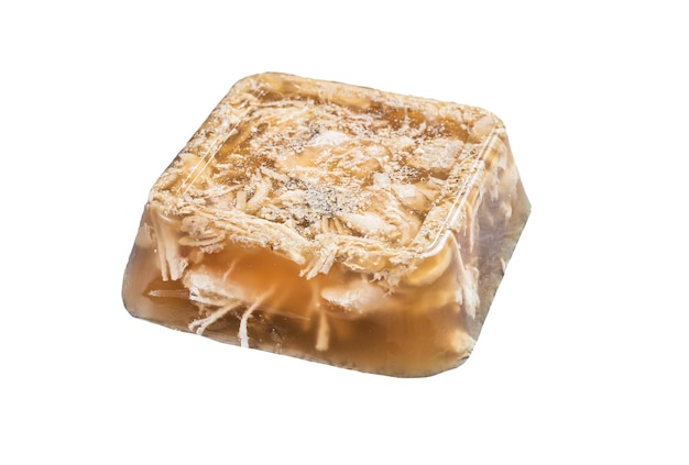 Aspic kippenvlees gelei op keukentafel geïsoleerd op een witte achtergrond