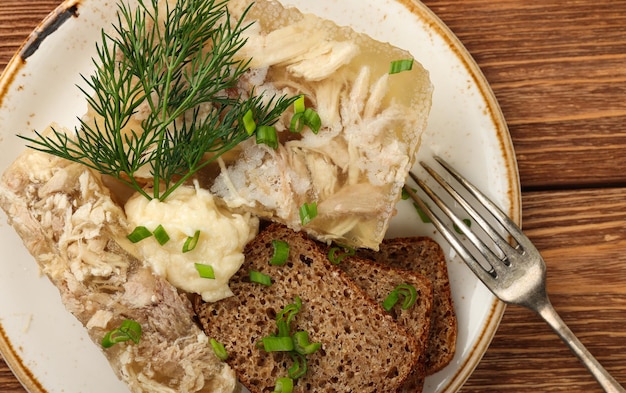 Aspic of vleesgelei portie met roggebrood