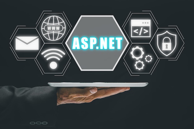 Концепция языка программирования ASPNET Разработка Человек, использующий планшет с иконой ASPNET на виртуальном экране