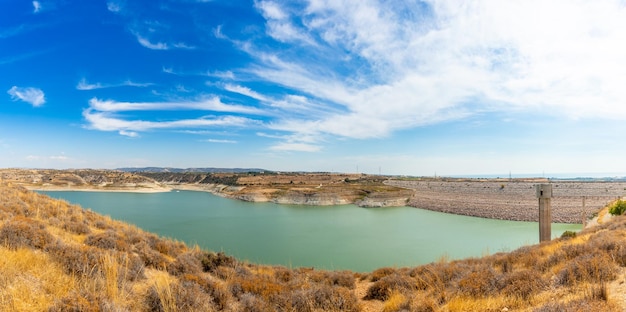 Foto bacino idrico di asprokremmos panorama del lago di acqua dolce con cielo blu distretto di paphos cipro