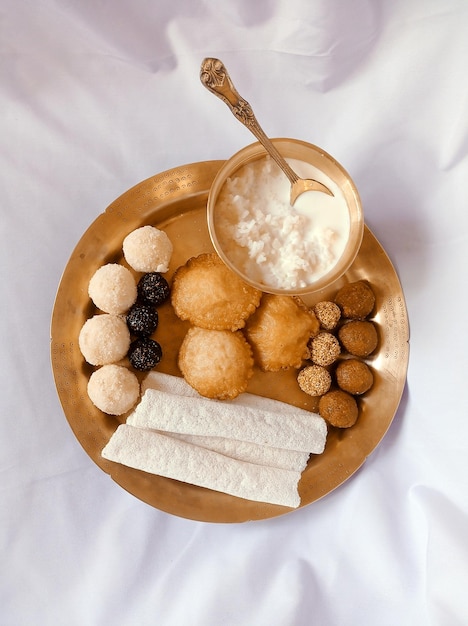 Assamese traditionele voedingsmiddelen zoals pitha laddu doi sira met Assamese gamosa achtergrond