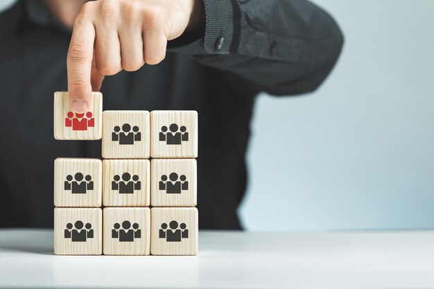 Собранные деревянные кубики на тему лидерства в бизнесе