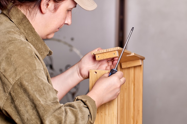 Assembler installeert lade van flatpack-meubels met behulp van gereedschap