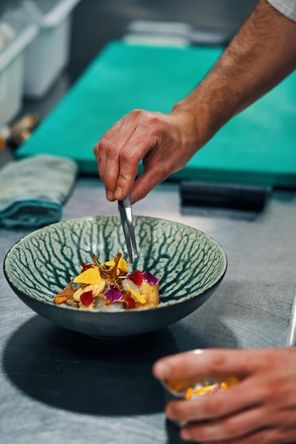 Foto assemblare un piatto di carciofi baccalà e fiori