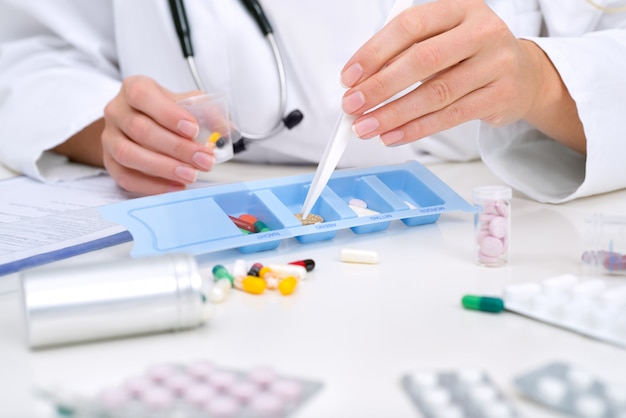 Assembly of a daily tray of pills