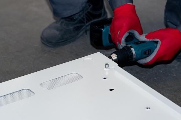 Assembly of a metal structure in the workshop using a screwdriver