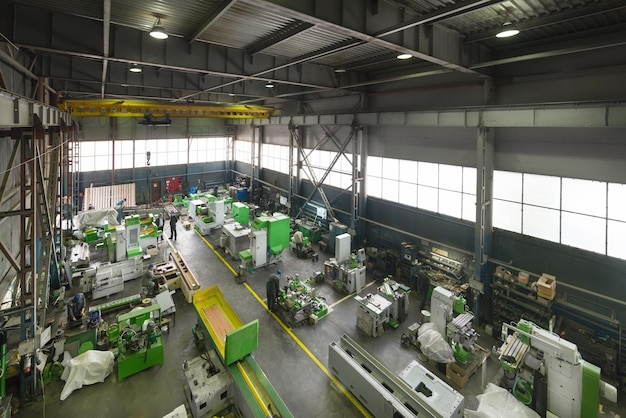 Foto officina di montaggio dello stabilimento per la produzione di rettificatrici