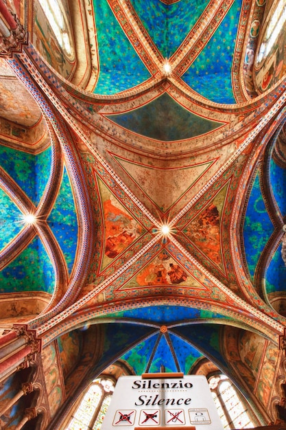 Foto vista interna della chiesa di san francesco della cupola di assisi