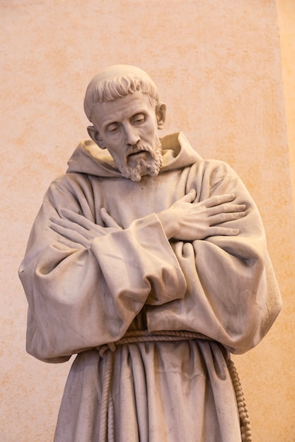 Foto assisi dorp in de regio umbrië, italië. standbeeld van st. franciscus. de stad staat bekend om de belangrijkste italiaanse basiliek gewijd aan st. franciscus - san francesco.