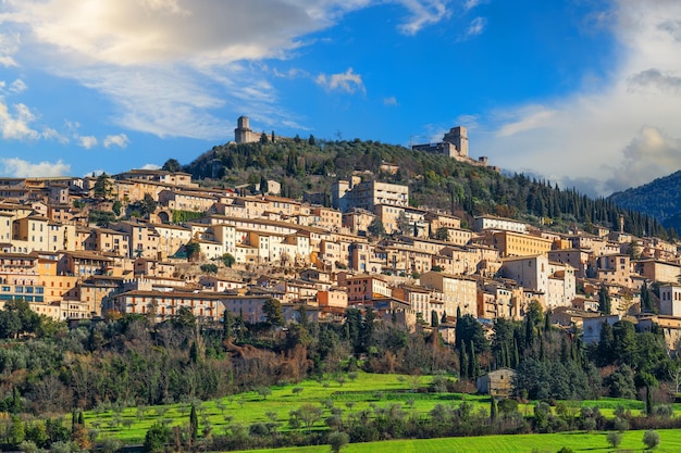 アッシジ イタリア 丘の上の町景色