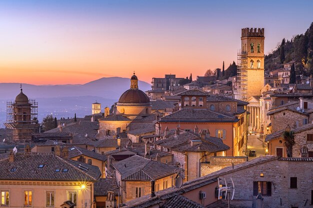 Photo assisi italy rooftop hilltop old town at dusk