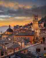 Photo assisi italy rooftop hilltop old town skyline