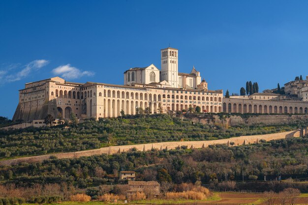 Photo assisi italy town skyline with the basilica of saint francis of assisi