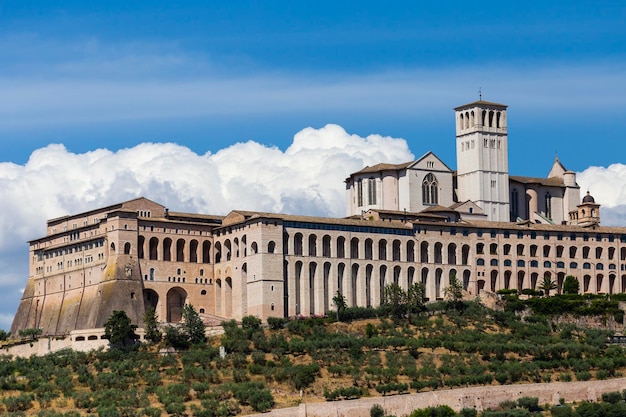 Borgo di assisi in umbria italia la più importante basilica italiana dedicata a san francesco san francesco