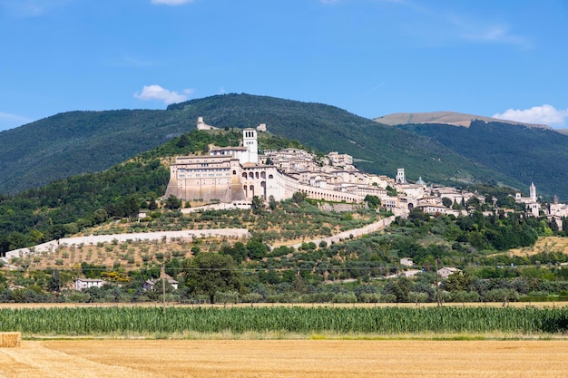 이탈리아 움브리아 지역의 아시시 마을 이 마을은 성 프란체스코에게 헌정된 가장 중요한 이탈리아 대성당으로 유명합니다.