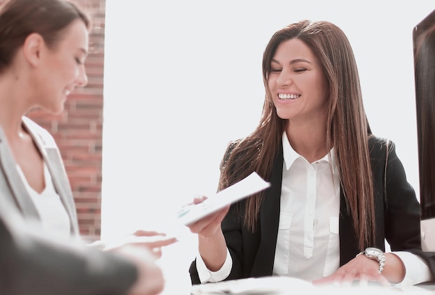 Assistent geeft werkdocument zakenvrouw door