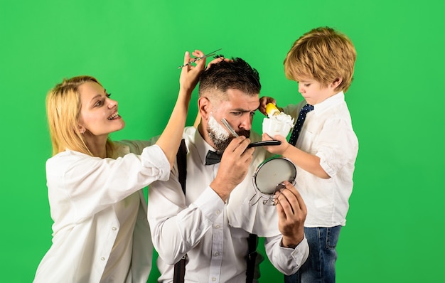 Assistent voor papa persoonlijke stylist kapper kapperszaak salon bebaarde man in kapperszaak kapper en