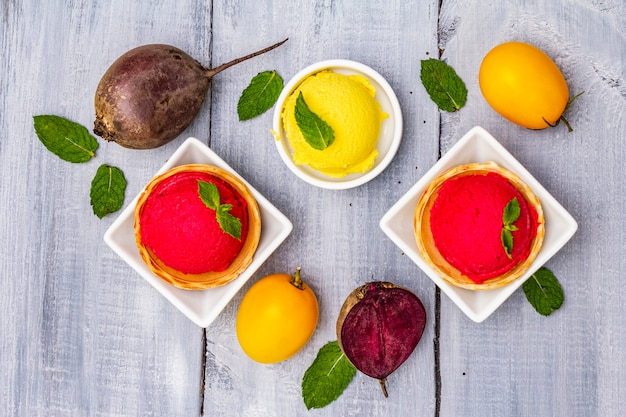 Assortimento di barbabietole e pomodoro gelato, sorbetto, gelato