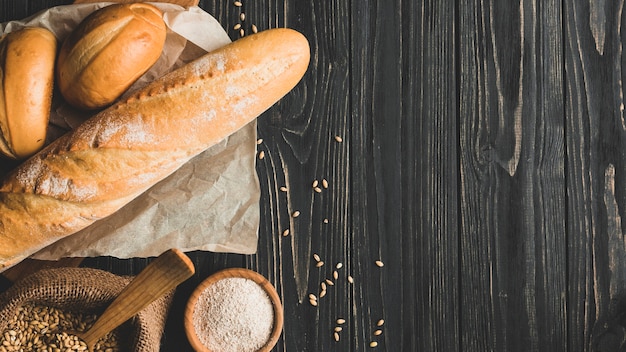 Photo assorted buns of bread on wood