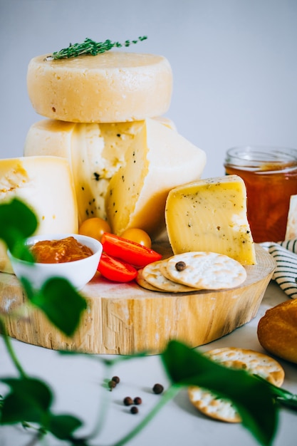 Assorted cheeses cachotta with jam, tomatoes and crackers