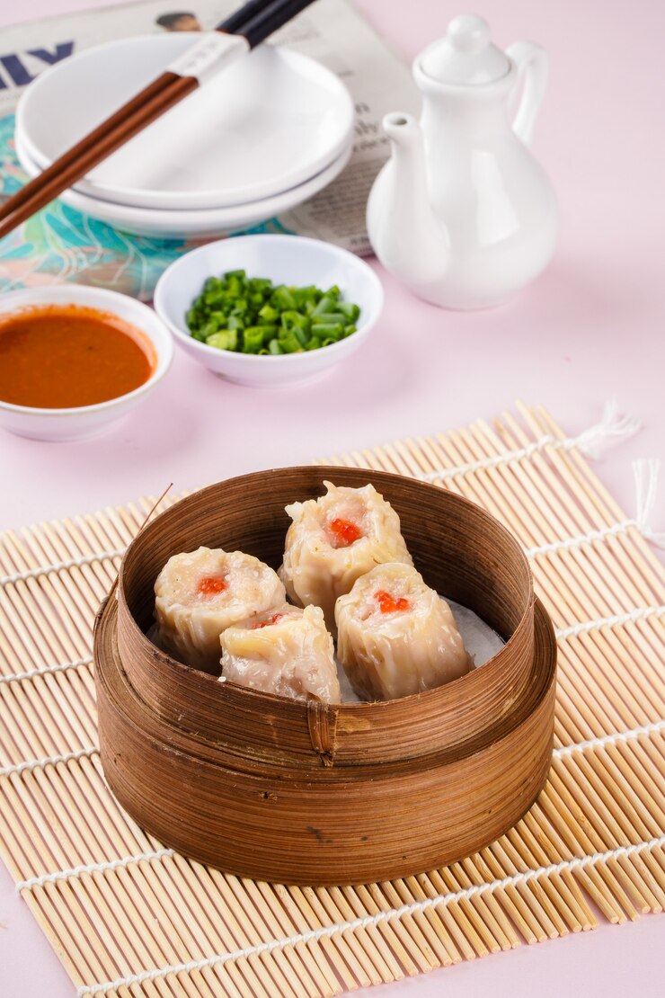 竹かごに入れた中華点心の盛り合わせ