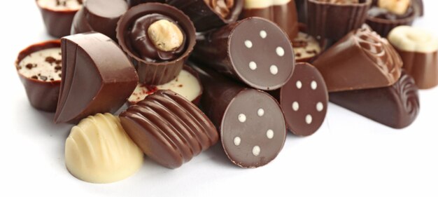 Foto caramelle di cioccolato assortite, isolate su bianco