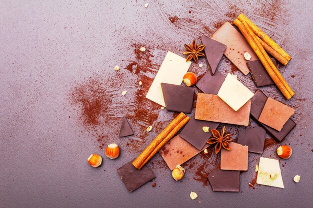 Foto cioccolato assortito con diverso contenuto di cacao